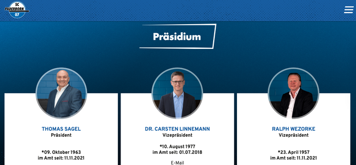 Website des Fußballbundesligaclubs SC Paderborn. Der Screenshot zeigt drei Männer. In der Mitte ist der Politiker Carsten Linnemann, der neben seiner Tätigkeit als Abgeordneter, Generalsekretär und stellv. Fraktionsvorsitzender noch Zeit für das Amt des Vizepräsidenten des Vereins hat.