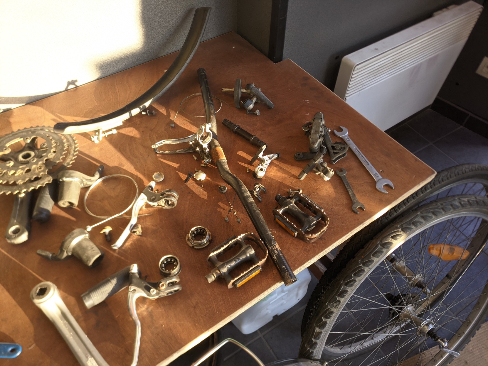 Photo d'un établi avec différentes pièces de vélos issues d'un démontage.