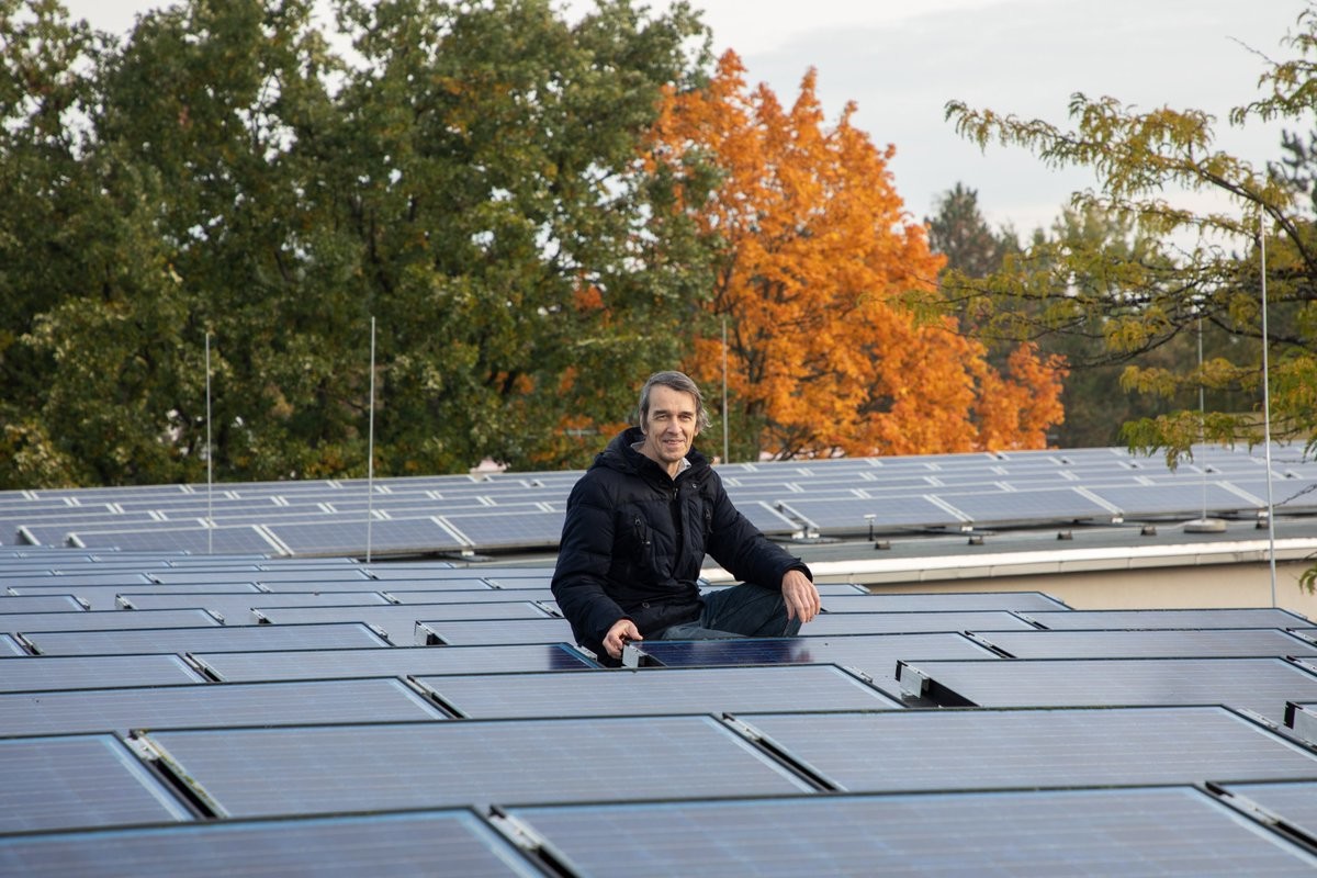 Martin auf dem Dach der Schule zwischen #Photovoltaikmodulen