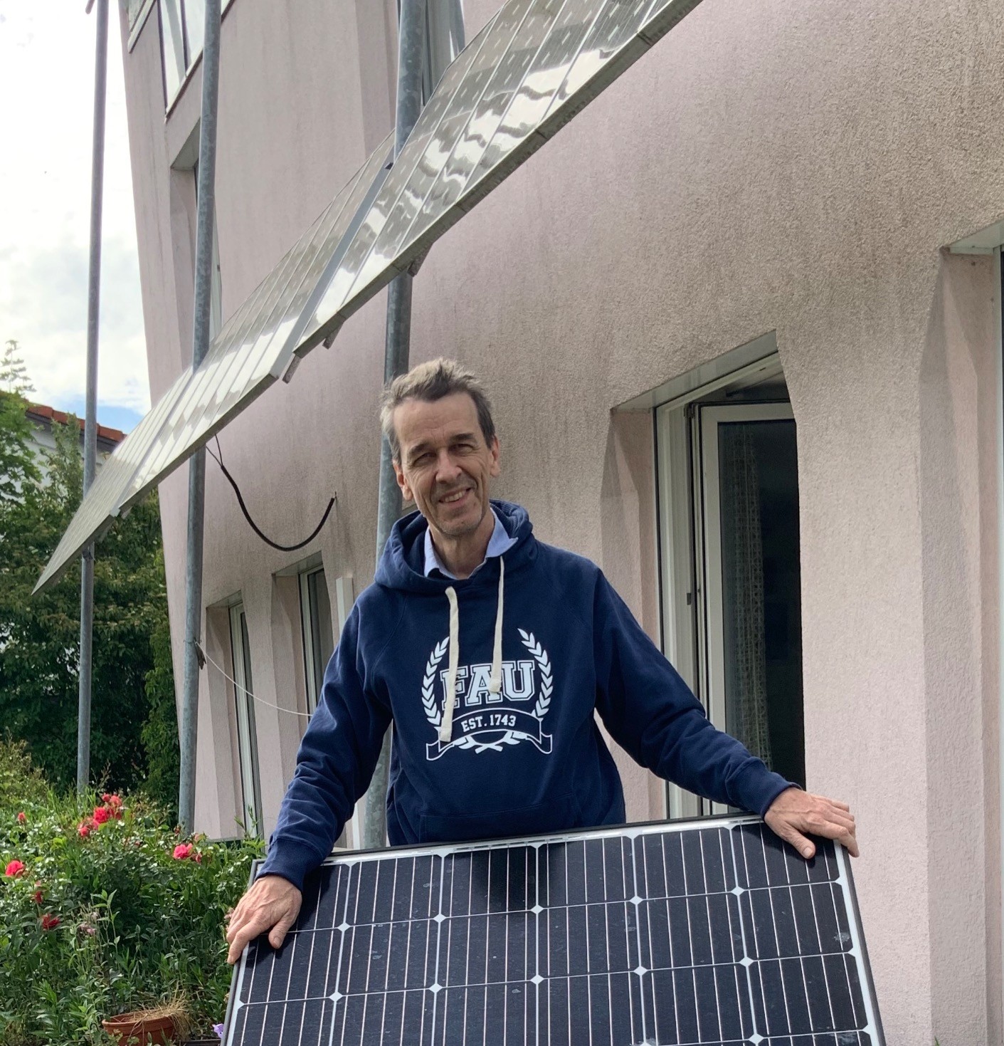 Ich mit einem #PV-Modul im Garten