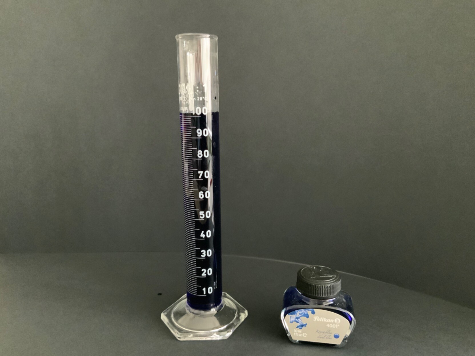 Das gleiche Messglas mit 400ppm Tintenfarbstoff. Das Wasser ist nicjt mehr transparent, sondern tiefblau