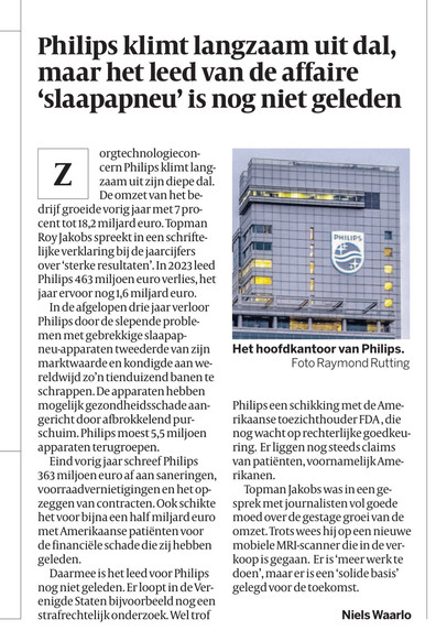 Philips klimt lang-zaam uit zijn diepe dal.
De omzet van het be-
drijf groeide vorig jaar met 7 pro-cent tot 18,2 miljard euro. Topman Roy Jakobs spreekt in een schrifte-lijke verklaring bij de jaarcijfers
over 'sterke resultaten'. In 2023 leed Philips 463 miljoen euro verlies, het jaar ervoor nog 1,6 miljard euro.
In de afgelopen drie jaar verloor
Philips door de slepende proble-men met gebrekkige slaapap-neu-apparaten tweederde van zijn marktwaarde en kondigde aan we-reldwijd zo'n tienduizend…