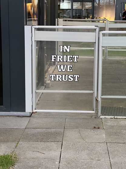 Terrasscherm met tekst: in friet we trust