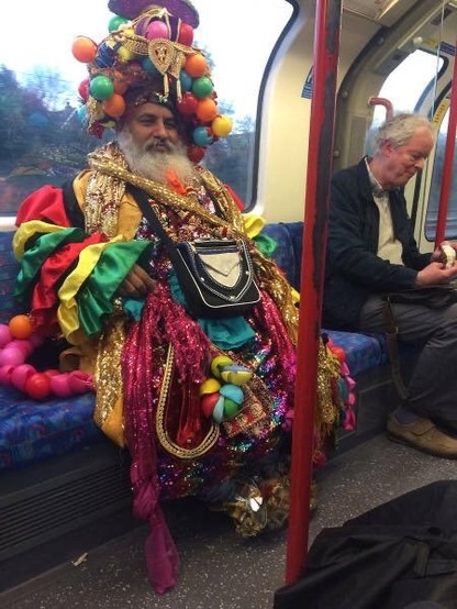 Man in trein, de man is extreem kleurrijk uitgedost