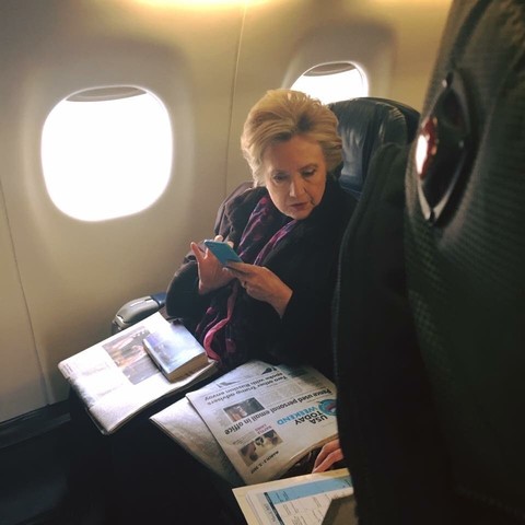 Hillary zit in een vliegtuig