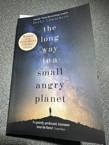 Boek: Becky Chambers: The long way to a small planet.