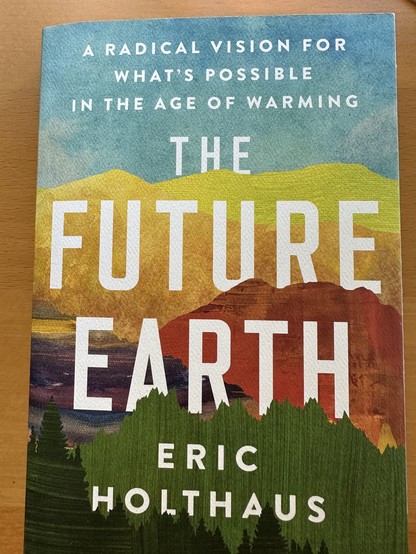 #Lees Eric Holthaus: The future earh, a radical vision for what’s possible in the age of warming. HarperCollins 2020. Een optimistische verkenning van hoe het wél zou kunnen. De schrijver is Klimaatjournalist mét nieuwsbrief en website: https://www.currentlyhq.com