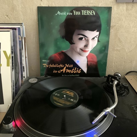 Vinyl record on turntable: Yann Tiersen – Le fabuleux destin d’Amélie Poulain 