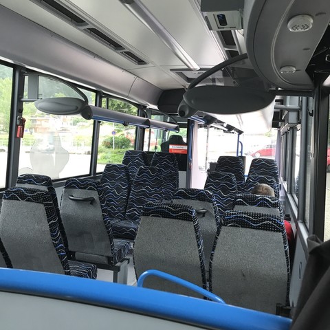 Foto von meinem Platz aus nach vorn im sonst leeren Bus. Nur der Busfahrer ist noch mit im Bus.