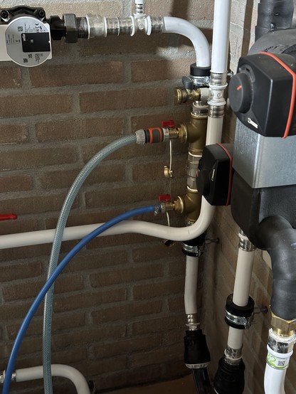 Aan- en afvoerslange van het mengsel van glycol/water. Waardoor dat dan door de hele bron heen gaat en niet via de kortste wegvan de bovenste slang naar die daaronder moet ik nog vragen.