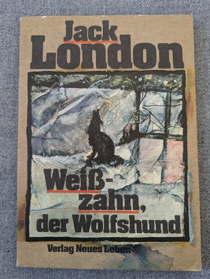 Buchcover Weißzahn, der Wolfshund.
Abgebildet ein heulender Wolf
vor stilisiertem Fels oder Eis/Schnee.