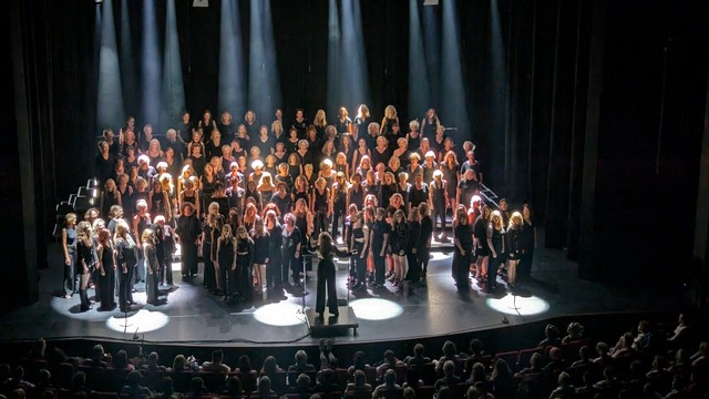 foto groot koor met alleen vrouwen in het zwart.