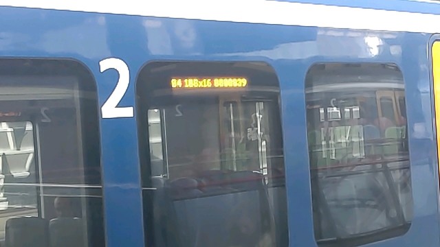 een display boven een treinraam met hexadecimale codes