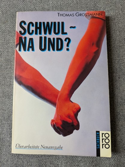 Buchcover, Schwul - na und?
von Thomas Grossmann.
Abgebildet, zwei Arme verschiedener Personen, die 