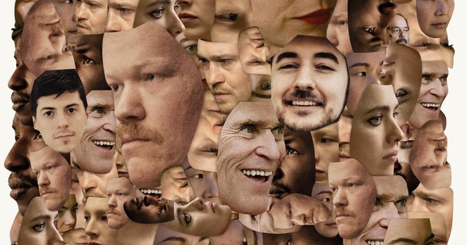 Poster mit ausgeschnittenen Gesichtern der Hauptdarsteller*innen aus 