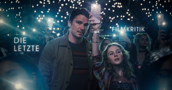 Josh Hartnett als Cooper neben Ariel Donoghue als dessen Tochter bei einem Konzert der fiktiven Sängerin Lady Raven (Saleka Shyamalan) im Thriller 