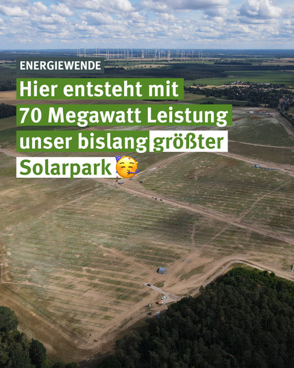 Das Bild zeigt eine Drohnenaufnahme eines für den Bau eines Solarparks vorbereitete Fläche. Unter der Überschrift 