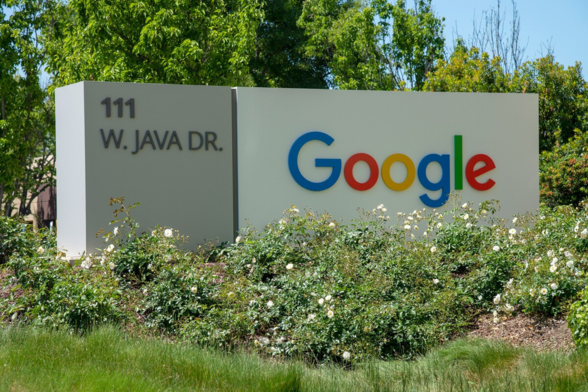 google es un monopolio se ve el cartelito en la foto de google en sus instalaciones. la dirección de la calle tambien sale. 

111 w.java dr.