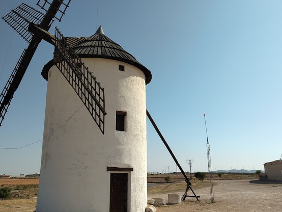 Un molino en Castilla la mancha. Se ve al fondo un monte con otros molinos modernos