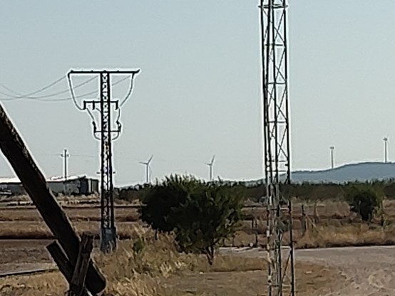 Zoom en el que se ven los molinos modernos