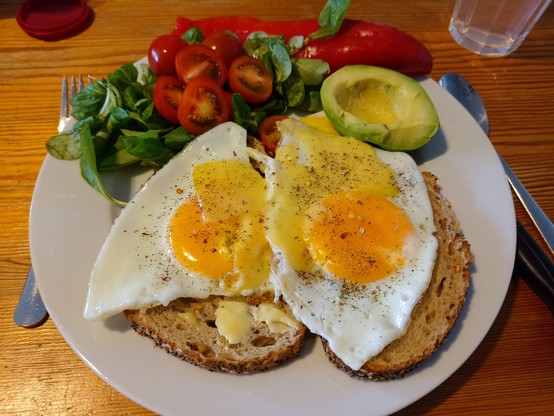 uitsmijter met avocado sla en tomaat op brood