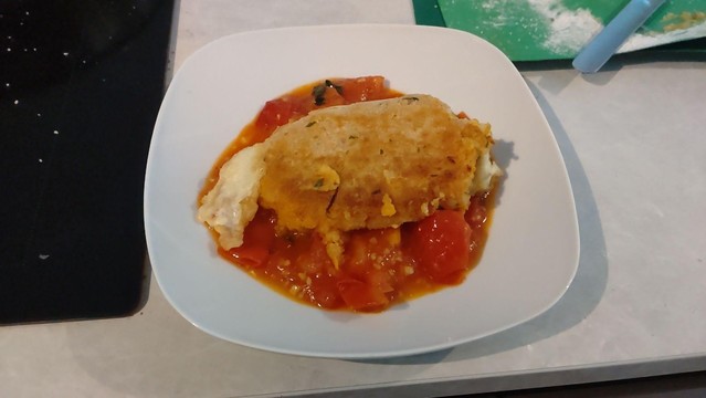 bord met zoeteaardappelkoek in tomatensaus