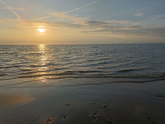 Blick über Meer mit tief stehender Abendsonne 