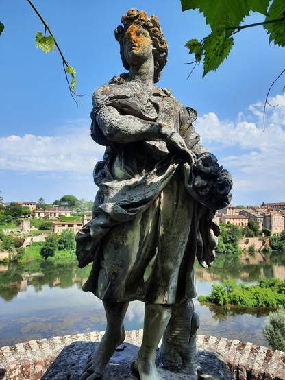 A statue on the defensive wall of the Berbi Castle overlooking the Tarn River
