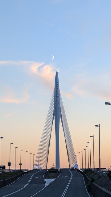 foto spanbrug naar Papendorp Utrecht met maan erboven.