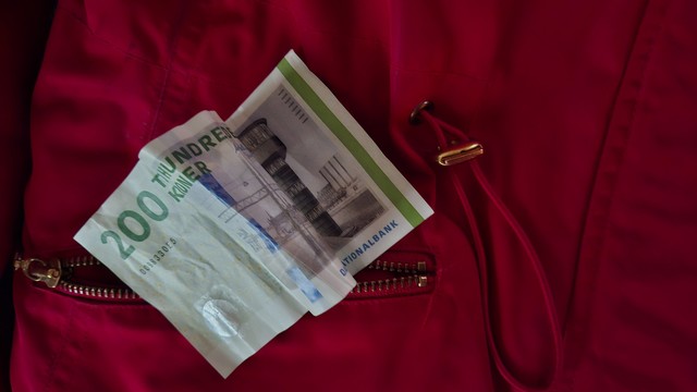 Lying on a red jacket by the zip of the pocket it turned up in, a green 200 kroner note, concertina-ed with folds. 200 Danish kroner is about 26 Euro or 22 Sterling or 30 dollars. That’s about the price of two and a half liquorices at today’s prices.