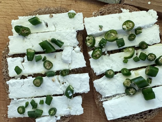 Twee (echte!) volkoren boterbammen met Giekse schapenfeta, opgeleukt met vier groene rawits.