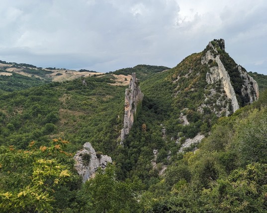 Blades of limestone that surrounds Pennadomo (Abruzzo, Italy)