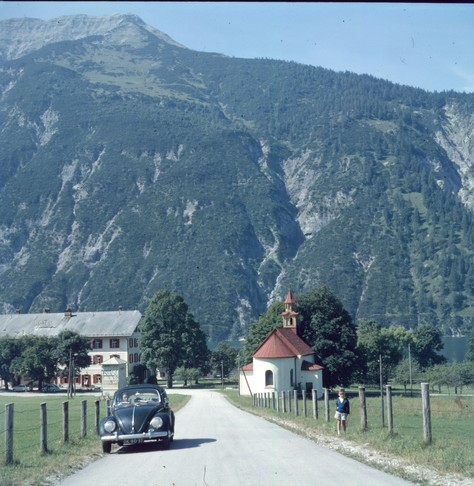 Oostenrijkse weg met auto, 1960.