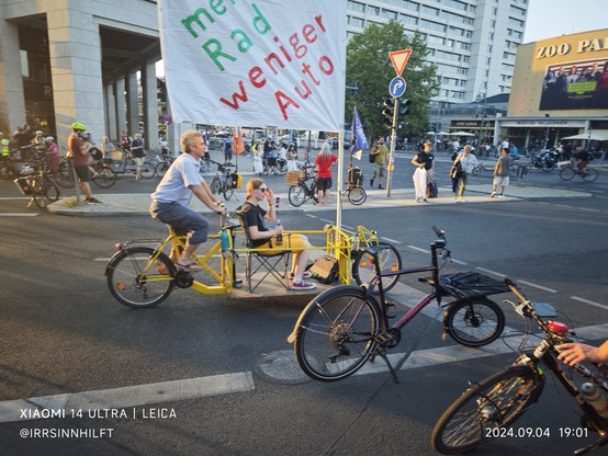 Ein Lastenrad mit einer großen Fahne auf der 