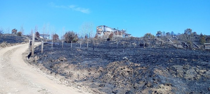 Casa y campos calcinados