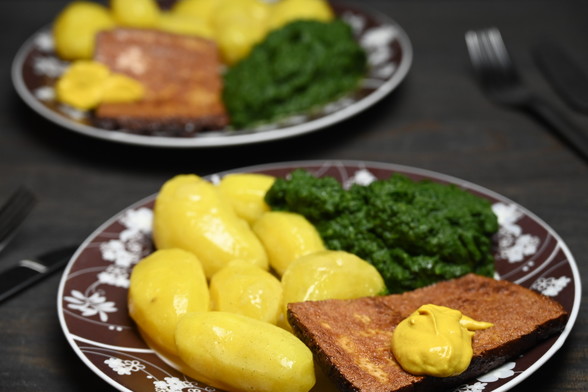 Gebratener Räuchertofu (oder wie wir ihn nennen: Leberkäse) mit Salzkartoffeln und Haferrahmspinat