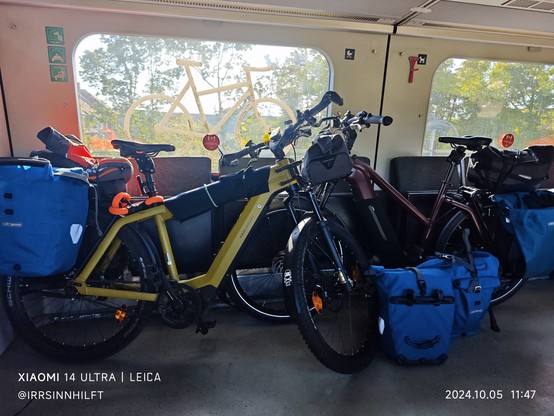 Zwei Pedelecs und viele Taschen im Zug nach Nyköbing.