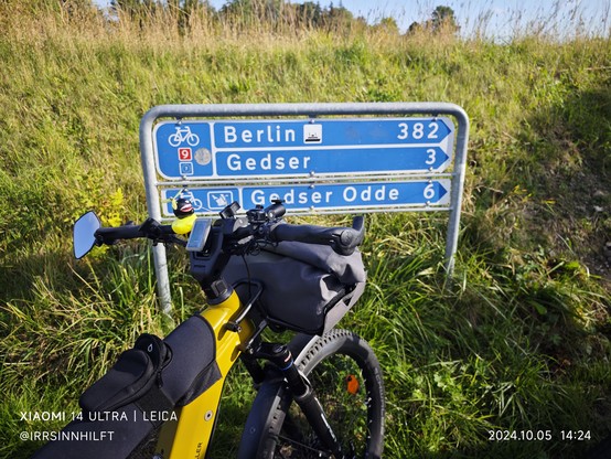 Ein Wegweiser in Dänemark auf dem steht: Berlin 382 km, Gedsers 3 km