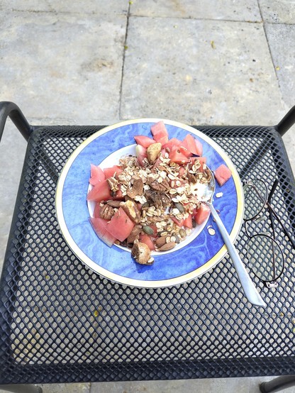 mijn standaardontbijt: yoghurt, fruit, granola, agavesiroop
