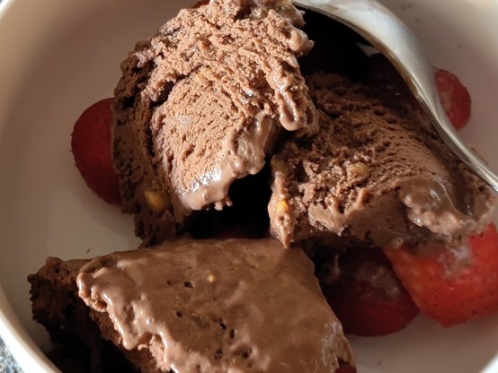 chocoladeijs met aardbeien.