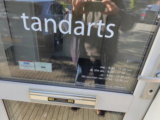 de deur ban de tandartspraktijk.