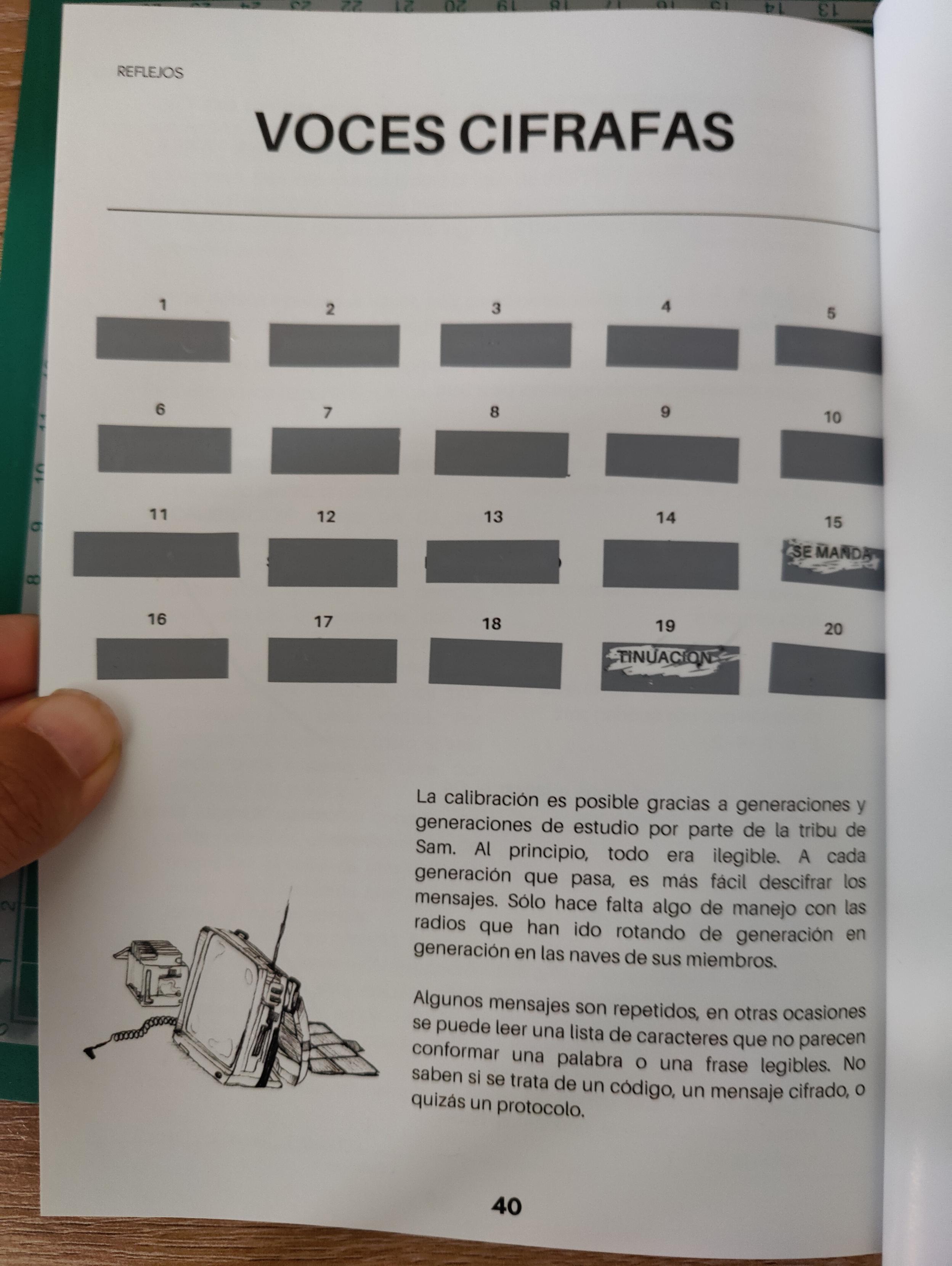 Una hoja en la que aparecen varios huecos con pegatinas rascables numeradas, dos de ellas están rascadas y dejan entrever algunas palabras o código 