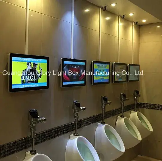 un baño con pantallas. una pantalla por cada wc de los de mear depie
