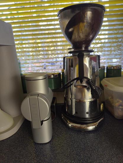 twee koffiemolens