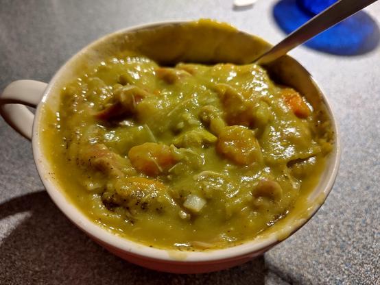 een  kom erwtensoep.