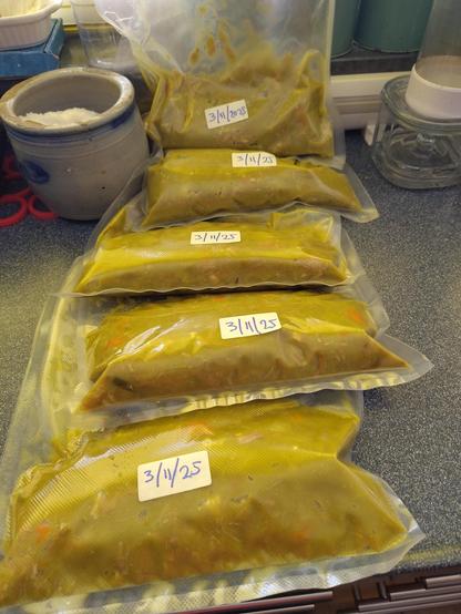 vijf gevacumeerde, gesealde, geëtiketteerd porties erwtensoep.