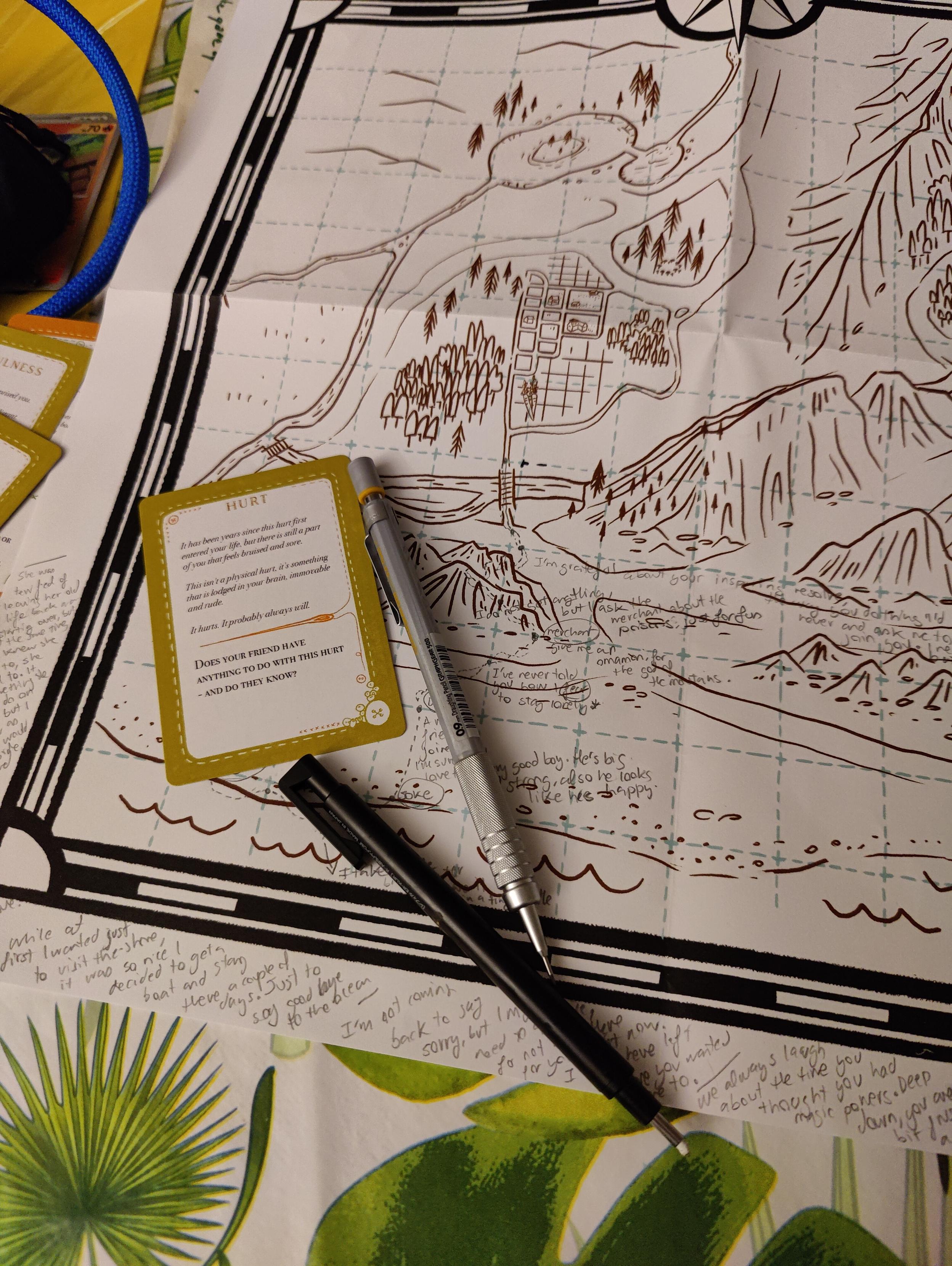 Un portaminas y portagoma sobe un mapa de papel con notas en los márgenes, y una carta sobre el mapa