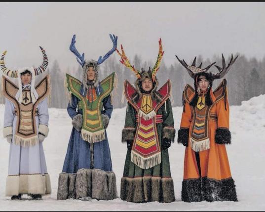 vier Jakoeten in traditionele sjamanistische kostuums