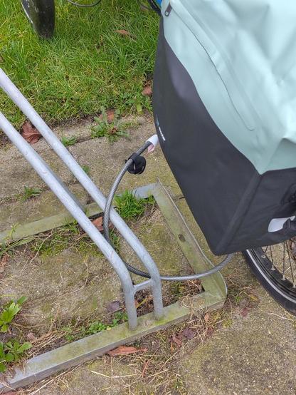 kabel door rek en beugelslot