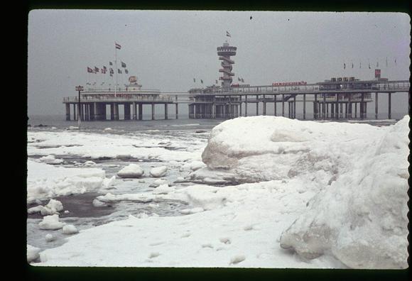 zwartwit foto pier, sneeuwduinen, ijsschotsen.